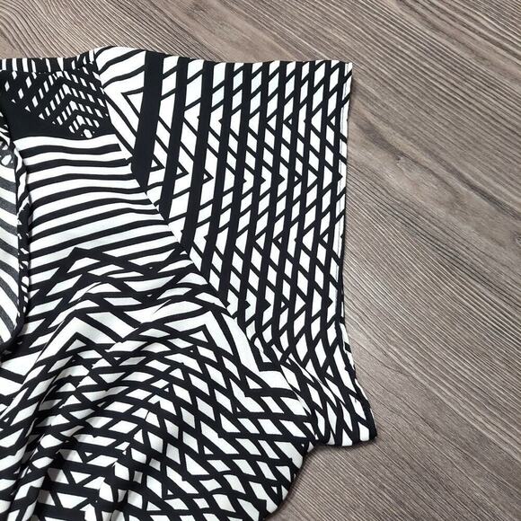 Cato Plus Size Women's Black & White Geo Print Short Sleeve Blouse - Picture 4 of 6